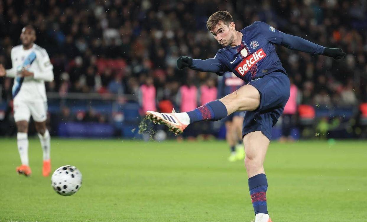 爱游戏平台-赛地聚焦：法甲清晨热度飙升，广州队止住颓势，话题不断，更衣室氛围转暖的简单介绍